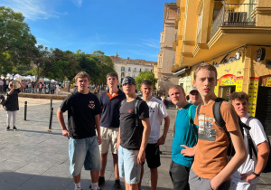 grupa uczniów podczas zwiedzania
