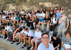 grupa uczniów podczas zwiedzania