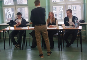 uczniowie podczas debaty