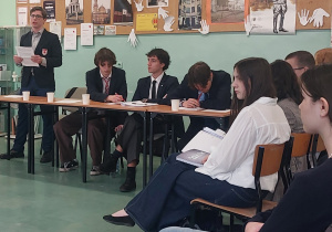 uczniowie podczas debaty