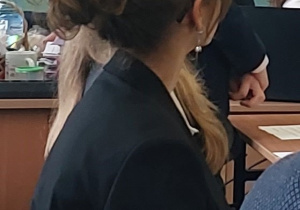 uczniowie podczas debaty