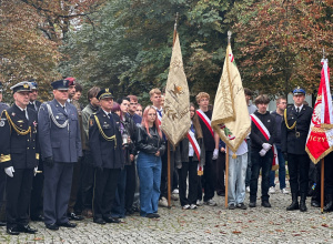17 września uczniowie XII LO złożyli kwiaty przed Pomnikiem Ofiar Komunizmu, oddając hołd ofiarom napaści ZSRR na Polskę i walczącym o niepodległość.