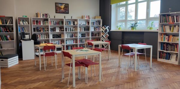 wnętrze biblioteki szkolnej