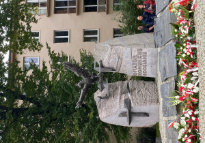 uroczystości rocznicowe przed pomnikiem Ofiar Komunizmu