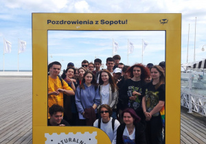 uczestnicy wycieczki - pozdrowienia z Sopotu