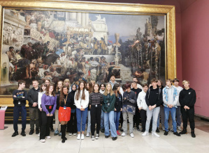 uczestnicy wycieczki "Śladami Patrona" do Krakowa w Oddziale Muzeum Narodowego