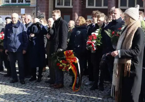 Narodowy Dzień Pamięci "Żołnierzy Wyklętych" - uroczystość przed Pomnikiem Ofiar Komunizmu - czestnicy uroczystoći