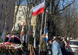 Narodowy Dzień Pamięci "Żołnierzy Wyklętych" - uroczystość przed Pomnikiem Ofiar Komunizmu - złożenie kwiatów przez delegację XII LO