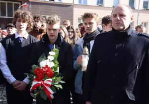 Narodowy Dzień Pamięci "Żołnierzy Wyklętych" - uroczystość przed Pomnikiem Ofiar Komunizmu - delegacja szkoły