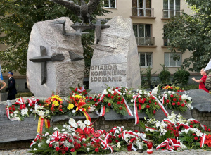 Uroczystość przed Pomnikiem Ofiar Komunizmu