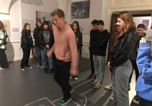 grupa młodziezy w muzeum