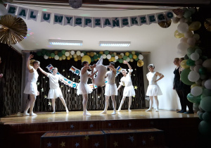 tańcząca grupa uczniów. Jezioro Łabędzie