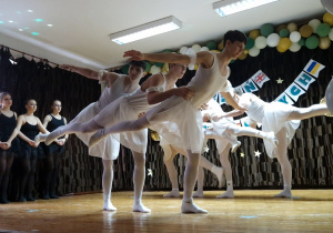 tańcząca grupa uczniów. Jezioro Łabędzie