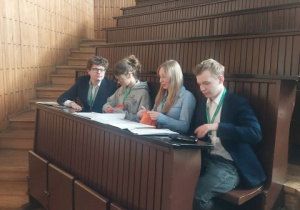 w czasie debat