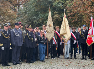 17 września uczniowie XII LO złożyli kwiaty przed Pomnikiem Ofiar Komunizmu, oddając hołd ofiarom napaści ZSRR na Polskę i walczącym o niepodległość.